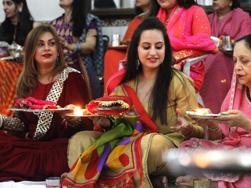 Tips on common mistakes to avoid during Karva Chauth fasting and rituals.